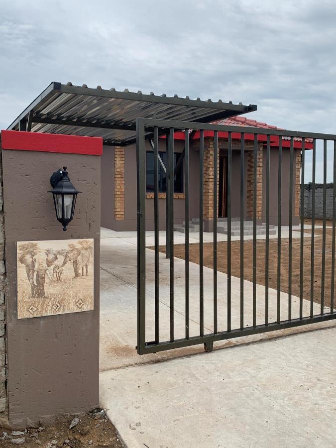 Mogwase Elephant House, 2 Bedroom House, Next To Pilanesberg And Sun City מראה חיצוני תמונה